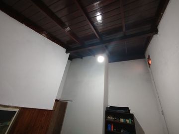 VENTA CASA 4 AMBIENTES LOMAS DE ZAMORA FONDO LIBRE