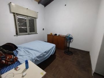 VENTA CASA 4 AMBIENTES LOMAS DE ZAMORA FONDO LIBRE