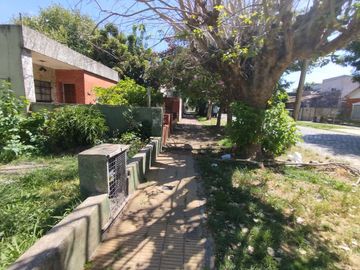 VENTA CASA 4 AMBIENTES LOMAS DE ZAMORA FONDO LIBRE
