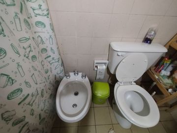 VENTA CASA 4 AMBIENTES LOMAS DE ZAMORA FONDO LIBRE