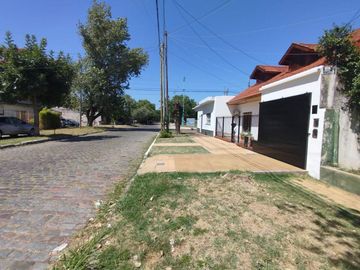 VENTA CASA 4 AMBIENTES LOMAS DE ZAMORA FONDO LIBRE