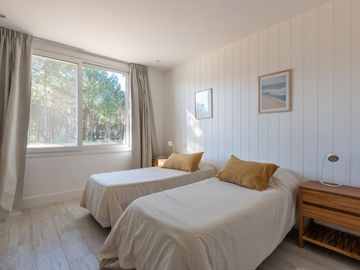 VENTA CASA COSTA ESMERALDA, BARRIO MARÍTIMO III, LOTE AL 100, 5 AMBIENTES