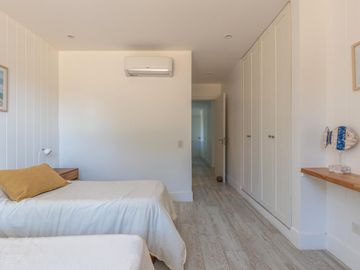VENTA CASA COSTA ESMERALDA, BARRIO MARÍTIMO III, LOTE AL 100, 5 AMBIENTES