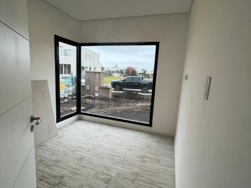 Venta Casa Al Rio en El Canal Villanueva Tigre AMT