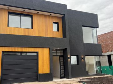 Venta Casa Al Rio en El Canal Villanueva Tigre AMT