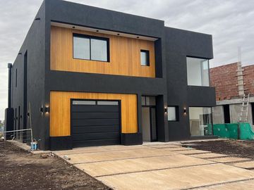 Venta Casa Al Rio en El Canal Villanueva Tigre AMT