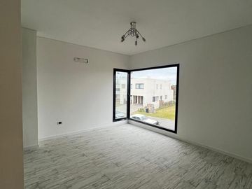 Venta Casa Al Rio en El Canal Villanueva Tigre AMT