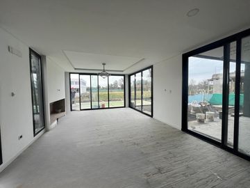 Venta Casa Al Rio en El Canal Villanueva Tigre AMT