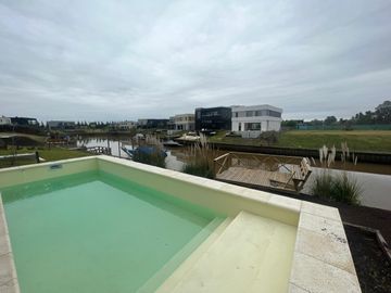 Venta Casa Al Rio en El Canal Villanueva Tigre AMT