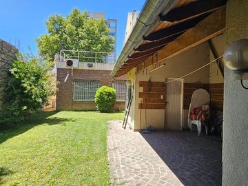 CASA EN VENTA LANUS 4 AMB FONDO - GARAGE