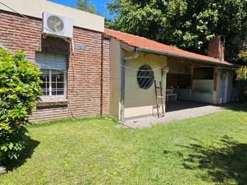 CASA EN VENTA LANUS 4 AMB FONDO - GARAGE