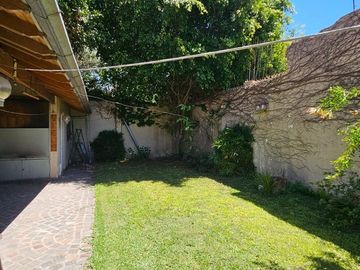 CASA EN VENTA LANUS 4 AMB FONDO - GARAGE