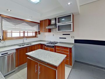 VENTA  CASA 7 AMB. BERNAL PILETA PARQUE