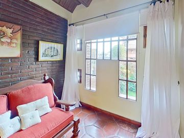 VENTA  CASA 7 AMB. BERNAL PILETA PARQUE