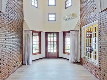 VENTA  CASA 7 AMB. BERNAL PILETA PARQUE