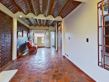 VENTA  CASA 7 AMB. BERNAL PILETA PARQUE