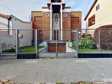 VENTA  CASA 7 AMB. BERNAL PILETA PARQUE
