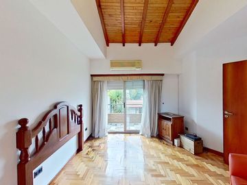 VENTA  CASA 7 AMB. BERNAL PILETA PARQUE