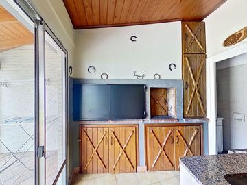 VENTA  CASA 7 AMB. BERNAL PILETA PARQUE