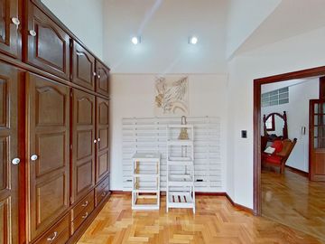 VENTA  CASA 7 AMB. BERNAL PILETA PARQUE