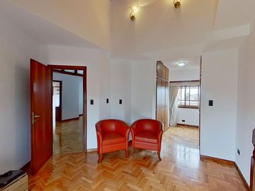 VENTA  CASA 7 AMB. BERNAL PILETA PARQUE