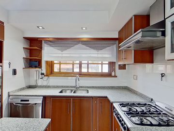 VENTA  CASA 7 AMB. BERNAL PILETA PARQUE