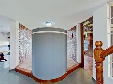 VENTA  CASA 7 AMB. BERNAL PILETA PARQUE
