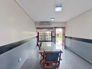 VENTA  CASA 7 AMB. BERNAL PILETA PARQUE