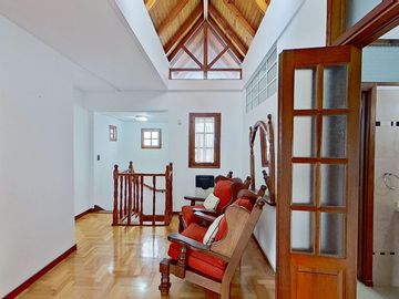 VENTA  CASA 7 AMB. BERNAL PILETA PARQUE