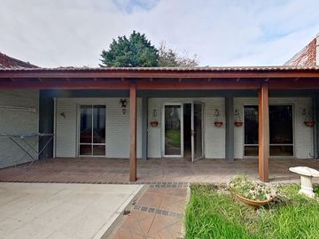 VENTA  CASA 7 AMB. BERNAL PILETA PARQUE