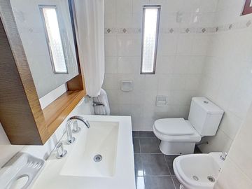 VENTA  CASA 7 AMB. BERNAL PILETA PARQUE