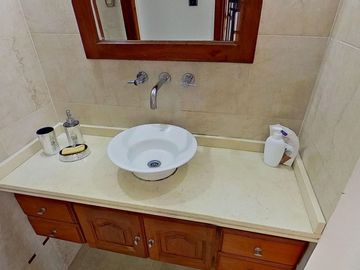VENTA  CASA 7 AMB. BERNAL PILETA PARQUE