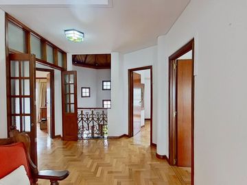 VENTA  CASA 7 AMB. BERNAL PILETA PARQUE