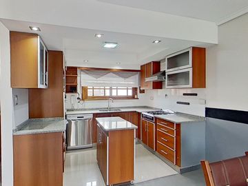VENTA  CASA 7 AMB. BERNAL PILETA PARQUE