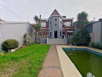 VENTA  CASA 7 AMB. BERNAL PILETA PARQUE