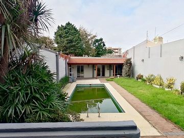 VENTA  CASA 7 AMB. BERNAL PILETA PARQUE