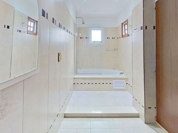 VENTA  CASA 7 AMB. BERNAL PILETA PARQUE