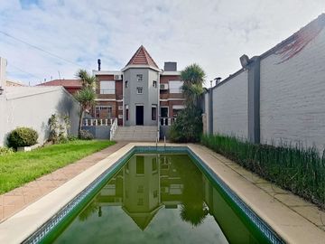 VENTA  CASA 7 AMB. BERNAL PILETA PARQUE