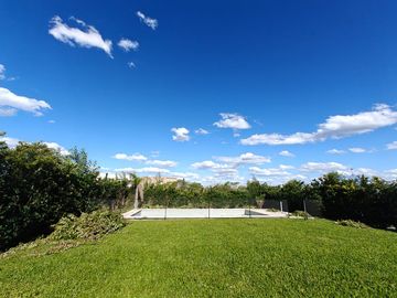 Casa con pileta en Santa Elena Pilar del Este