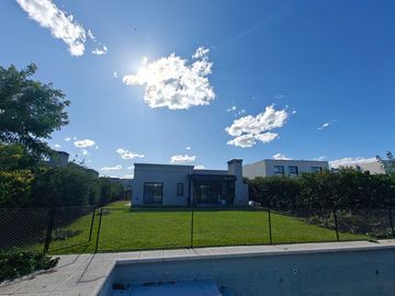 Casa con pileta en Santa Elena Pilar del Este
