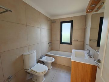 Casa con pileta en Santa Elena Pilar del Este