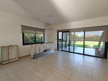 Casa con pileta en Santa Elena Pilar del Este