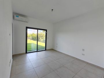 Casa con pileta en Santa Elena Pilar del Este