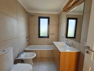 Casa con pileta en Santa Elena Pilar del Este