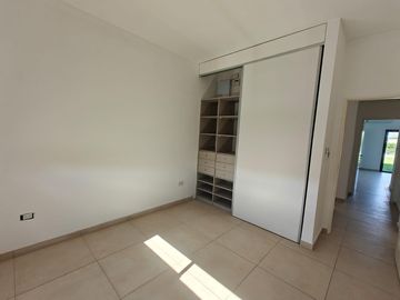Casa con pileta en Santa Elena Pilar del Este