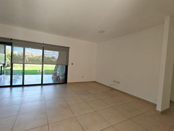 Casa con pileta en Santa Elena Pilar del Este