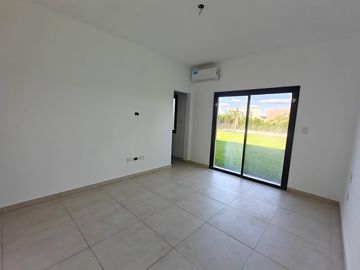 Casa con pileta en Santa Elena Pilar del Este