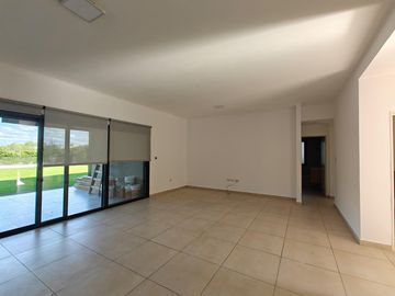 Casa con pileta en Santa Elena Pilar del Este