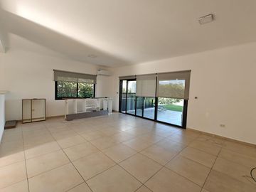 Casa con pileta en Santa Elena Pilar del Este