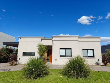 Casa con pileta en Santa Elena Pilar del Este
